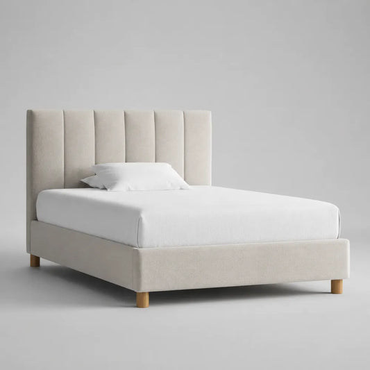 Letto matrimoniale 160x200 cm imbottito in tessuto bouclé beige con testiera a pannelli verticali struttura a piattaforma con gambe in legno